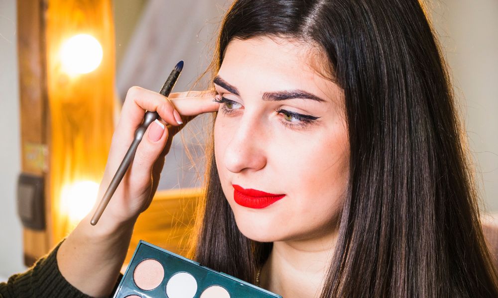 How to Avoid Common Mistakes When Hiring a Makeup Artist