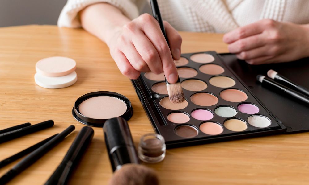 Freelance MUA vs Studio MUA in Delhi What’s the Difference